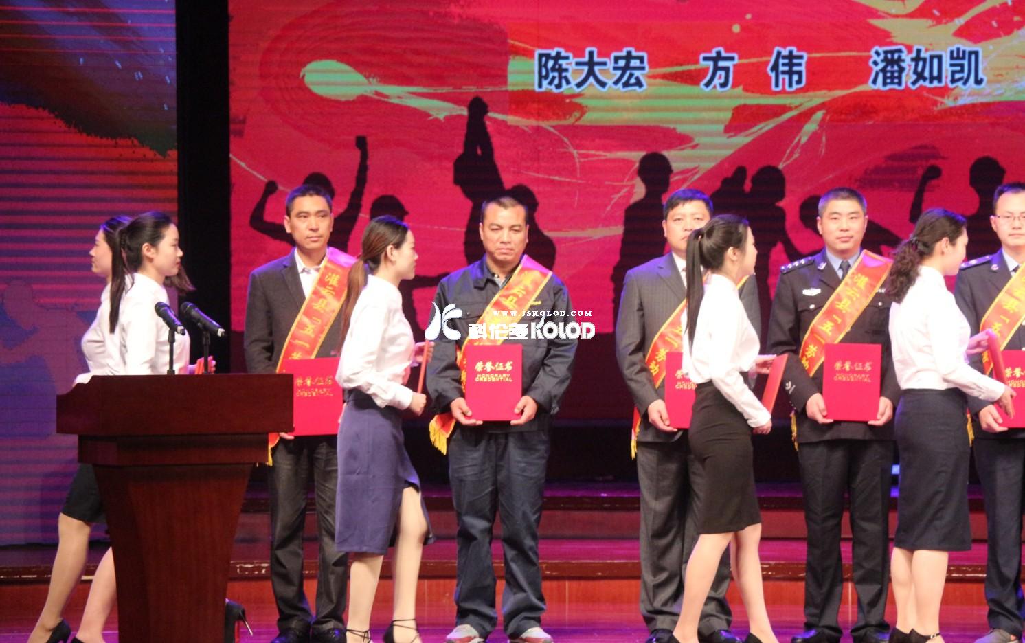 灌云縣在縣影劇院隆重舉行慶祝五一勞動節大會